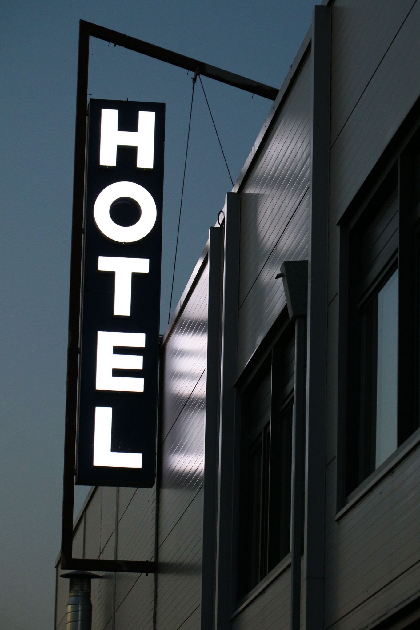 Hotel bei Abendlicht als Symbol für Returnixx-Pilotpartner